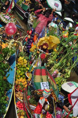 Martapura, Banjar Regency 30 Ekim 2022: Lok Baintan Yüzen Piyasa Festivali 2022, Lok Baintan Liman Köprüsü.