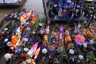 Martapura, Banjar Regency 30 Ekim 2022: Lok Baintan Yüzen Piyasa Festivali 2022, Lok Baintan Liman Köprüsü.