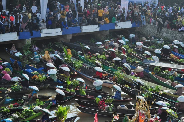 Martapura, Banjar Regency 30 Ekim 2022: Lok Baintan Yüzen Piyasa Festivali 2022, Lok Baintan Liman Köprüsü.