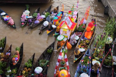 Martapura, Banjar Regency 30 Ekim 2022: Lok Baintan Yüzen Piyasa Festivali 2022, Lok Baintan Liman Köprüsü.
