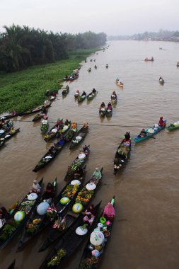 Martapura, Banjar Regency 30 Ekim 2022: Lok Baintan Yüzen Piyasa Festivali 2022, Lok Baintan Liman Köprüsü.