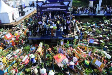 Martapura, Banjar Regency 30 Ekim 2022: Lok Baintan Yüzen Piyasa Festivali 2022, Lok Baintan Liman Köprüsü.