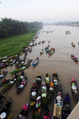 Martapura, Banjar Regency 30 Ekim 2022: Lok Baintan Yüzen Piyasa Festivali 2022, Lok Baintan Liman Köprüsü.