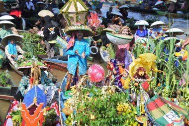 Martapura, Banjar Regency 30 Ekim 2022: Lok Baintan Yüzen Piyasa Festivali 2022, Lok Baintan Liman Köprüsü.