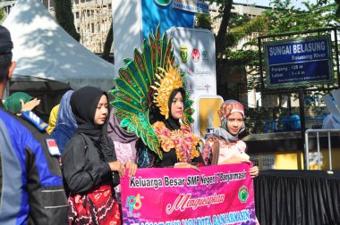Banjarmasin, Endonezya - 01 Ekim 2022: 2022 Sasirangan Festivali 'nin heyecanıyla Banjarmasin Şehri halkının coşkusu