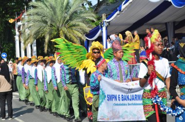 Banjarmasin, Endonezya - 01 Ekim 2022: 2022 Sasirangan Festivali 'nin heyecanıyla Banjarmasin Şehri halkının coşkusu