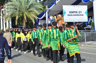 Banjarmasin, Endonezya - 01 Ekim 2022: 2022 Sasirangan Festivali 'nin heyecanıyla Banjarmasin Şehri halkının coşkusu