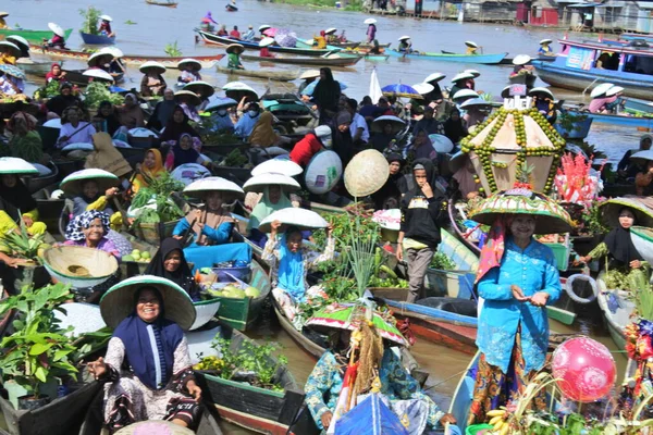 Martapura, Banjar Regency 30 Ekim 2022: Lok Baintan Yüzen Piyasa Festivali 2022, Lok Baintan Liman Köprüsü.