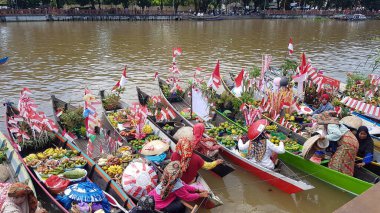 Martapura, Banjar Regency 30 Ekim 2022: Lok Baintan Yüzen Piyasa Festivali 2022, Lok Baintan Liman Köprüsü.