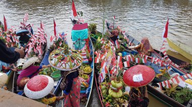 Martapura, Banjar Regency 30 Ekim 2022: Lok Baintan Yüzen Piyasa Festivali 2022, Lok Baintan Liman Köprüsü.