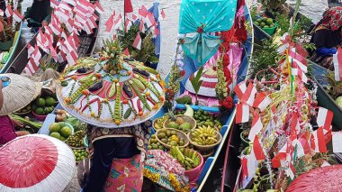 Martapura, Banjar Regency 30 Ekim 2022: Lok Baintan Yüzen Piyasa Festivali 2022, Lok Baintan Liman Köprüsü.