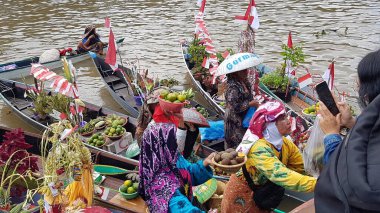 Martapura, Banjar Regency 30 Ekim 2022: Lok Baintan Yüzen Piyasa Festivali 2022, Lok Baintan Liman Köprüsü.
