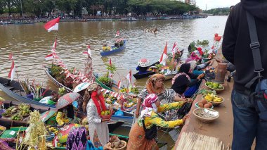 Martapura, Banjar Regency 30 Ekim 2022: Lok Baintan Yüzen Piyasa Festivali 2022, Lok Baintan Liman Köprüsü.