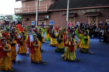 Banjarmasin, Güney Kalimantan, Endonezya - 12 Eylül 2022: Radap Rahayu, Güney Kalimantan eyalet hükümetinin düzenlediği bir kültür festivali sırasında dans etti