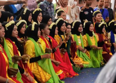 Banjarmasin, Güney Kalimantan, Endonezya - 12 Eylül 2022: Radap Rahayu, Güney Kalimantan eyalet hükümetinin düzenlediği bir kültür festivali sırasında dans etti