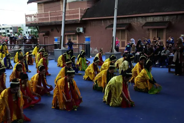 インドネシア 南カリマンタン州バンジャルマシン 2022年9月12日 南カリマンタン州政府主催文化祭中に行われるラダップ ラハユ ダンス — ストック写真
