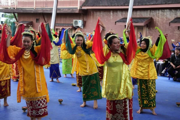 2022年9月12日 印度尼西亚南加里曼丹省政府举办的文化节期间 拉达普 拉哈尤 Radap Rahayu 舞蹈表演 — 图库照片