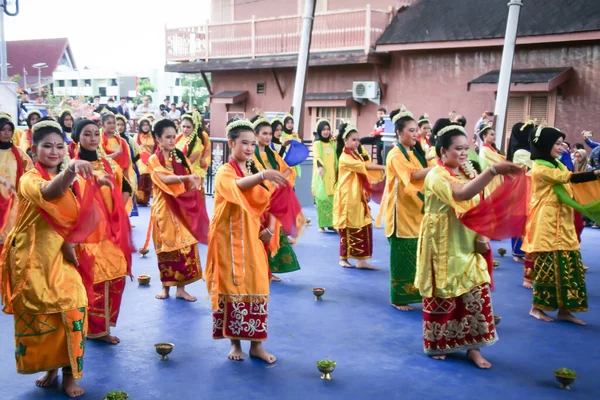 stock image Banjarmasin, South Kalimantan, Indonesia - September 12, 2022 : Radap Rahayu dance performed during a cultural festival held by the provincial government of South Kalimantan