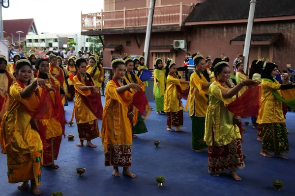 stock image Banjarmasin, South Kalimantan, Indonesia - September 12, 2022 : Radap Rahayu dance performed during a cultural festival held by the provincial government of South Kalimantan