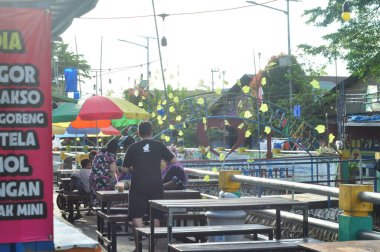 Banjarmasin, Endonezya - Kasım 01, 2022 Kampung Pelangi, Banjarbaru, Güney Kalimantan Endonezya 'daki renkli gökkuşağı evleri