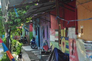 Banjarmasin, Endonezya - Kasım 01, 2022 Kampung Pelangi, Banjarbaru, Güney Kalimantan Endonezya 'daki renkli gökkuşağı evleri