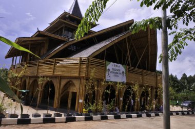 Banjarbaru, Endonezya 'daki Kiram camii. Duvarlar bambudan örülmüş. Çatı ise kurumuş saman yapraklarından yapılmış.