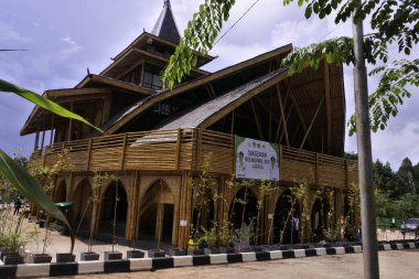 Banjarbaru, Endonezya 'daki Kiram camii. Duvarlar bambudan örülmüş. Çatı ise kurumuş saman yapraklarından yapılmış.
