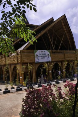 Banjarbaru, Endonezya 'daki Kiram camii. Duvarlar bambudan örülmüş. Çatı ise kurumuş saman yapraklarından yapılmış.