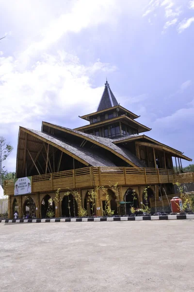 인도네시아 반자라 대나무로 만들어 지붕은 잎으로 만들어 — 스톡 사진