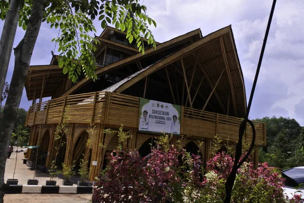 位于印度尼西亚班杰尔巴鲁的基兰清真寺的墙壁是用竹子织成的 屋顶是用干草叶制成的 — 图库照片