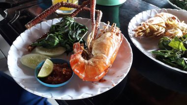 udang saus mentega ya da tereyağı soslu karides. Plakada servis edilir ve izole edilmiş gri arkaplan.