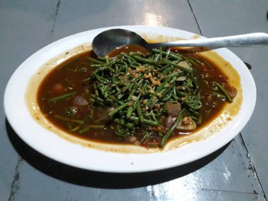 Sote kelakai paku yaprakları, tatlı ve ekşi baharatlı sos..