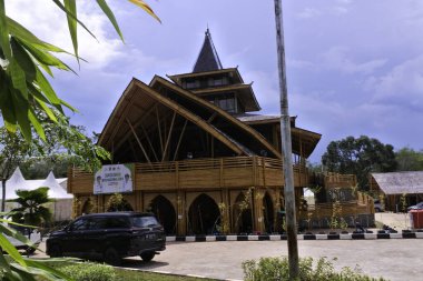 Banjarbaru, Güney Kalimantan, Endonezya 'daki Kiram camii, duvarlar dokuma bambudan yapılmıştır ve çatı kuru saman yapraklarından yapılmıştır.