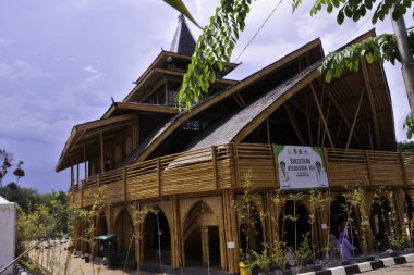 Banjarbaru, Güney Kalimantan, Endonezya 'daki Kiram camii, duvarlar dokuma bambudan yapılmıştır ve çatı kuru saman yapraklarından yapılmıştır.