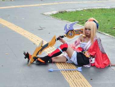 Jakarta, Endonezya - 29 Ekim 2022: Cosplayer kızı Cosplay etkinliğinde fantezi video oyunundaki karakter Genshin Impact Yoimiya.