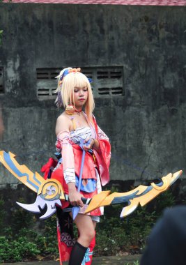 Jakarta, Endonezya - 29 Ekim 2022: Cosplayer kızı Cosplay etkinliğinde fantezi video oyunundaki karakter Genshin Impact Yoimiya.