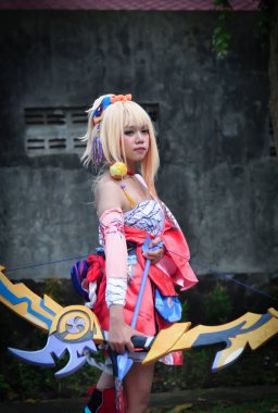 Jakarta, Endonezya - 29 Ekim 2022: Cosplayer kızı Cosplay etkinliğinde fantezi video oyunundaki karakter Genshin Impact Yoimiya.