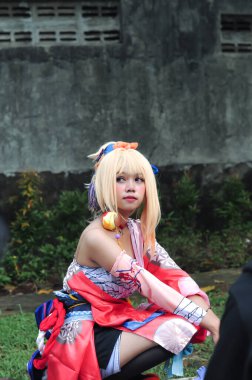 Jakarta, Endonezya - 29 Ekim 2022: Cosplayer kızı Cosplay etkinliğinde fantezi video oyunundaki karakter Genshin Impact Yoimiya.