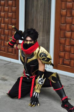 Jakarta, Endonezya - 29 Ekim 2022: Cosplayer as Hayabusa, Mobile Legends Game 'in bir kurgusal karakteri.. 