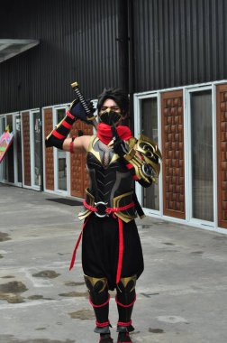 Jakarta, Endonezya - 29 Ekim 2022: Cosplayer as Hayabusa, Mobile Legends Game 'in bir kurgusal karakteri.. 