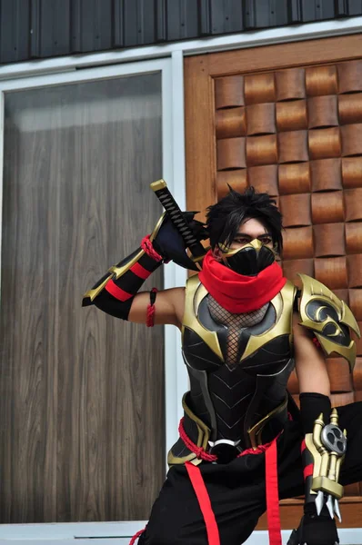 Jakarta, Endonezya - 29 Ekim 2022: Cosplayer as Hayabusa, Mobile Legends Game 'in bir kurgusal karakteri.. 