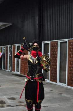 Jakarta, Endonezya - 29 Ekim 2022: Cosplayer as Hayabusa, Mobile Legends Game 'in bir kurgusal karakteri.. 