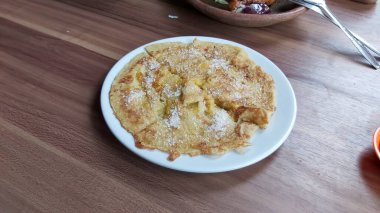 Lempeng Pisang, Güney Kalimantan, Endonezya 'dan geleneksel muzlu krep beyaz tabakta ve ahşap masada servis edilir..