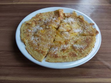 Lempeng Pisang, Güney Kalimantan, Endonezya 'dan geleneksel muzlu krep beyaz tabakta ve ahşap masada servis edilir..
