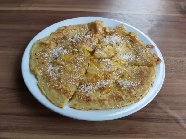 Lempeng Pisang, Güney Kalimantan, Endonezya 'dan geleneksel muzlu krep beyaz tabakta ve ahşap masada servis edilir..