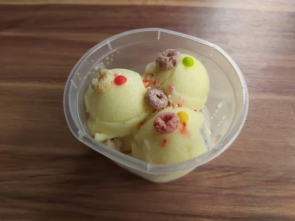木制桌子上有新鲜榴莲冰淇淋甜点 榴莲冰淇淋静物画在桌子上 在工作室拍摄 在亚洲受欢迎的甜点水果 — 图库照片