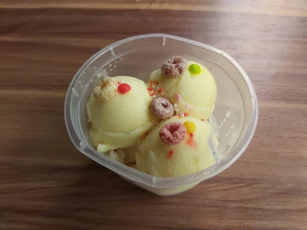 木制桌子上有新鲜榴莲冰淇淋甜点 榴莲冰淇淋静物画在桌子上 在工作室拍摄 在亚洲受欢迎的甜点水果 — 图库照片