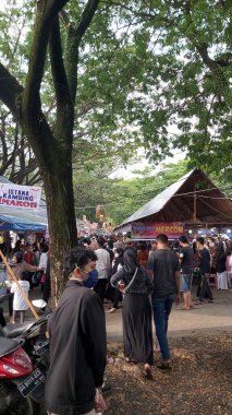 Banjarmasin, INDONESIA - 31 Mart 2023: Banjarmasin 'deki Takjil pazarının durumu, oruç tutma zamanından hemen önce. Pazarda satılan yiyecekler çeşitli ve ucuz..