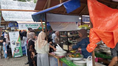 Banjarmasin, INDONESIA - 31 Mart 2023: Banjarmasin 'deki Takjil pazarının durumu, oruç tutma zamanından hemen önce. Pazarda satılan yiyecekler çeşitli ve ucuz..