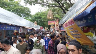 Banjarmasin, INDONESIA - 31 Mart 2023: Banjarmasin 'deki Takjil pazarının durumu, oruç tutma zamanından hemen önce. Pazarda satılan yiyecekler çeşitli ve ucuz..